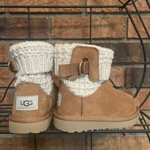BNWT Little kids size 6 Solene mini UGGS 😍